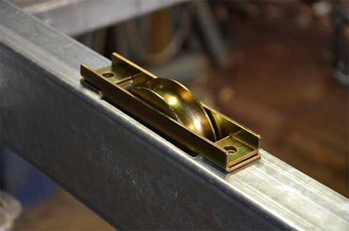 Как вставить колеса откатных ворот в раму стальных ворот